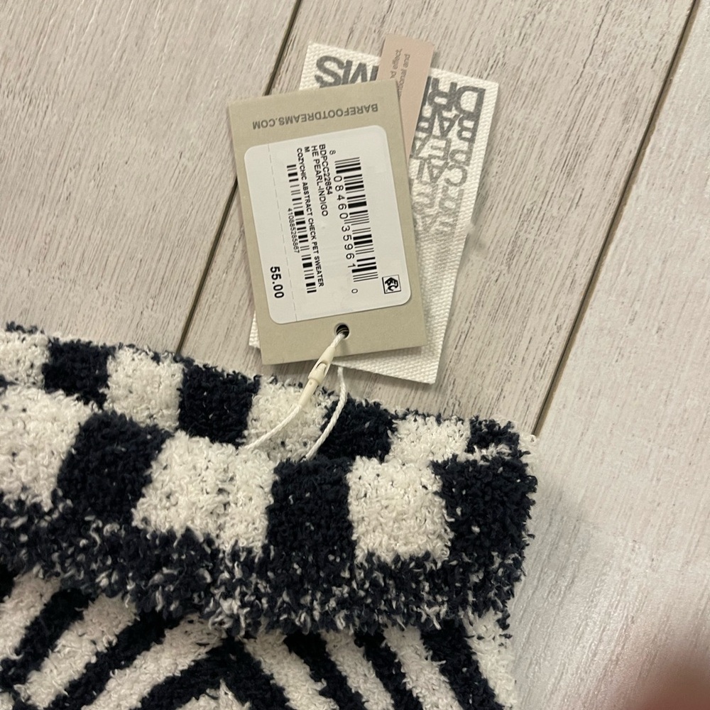 Barefoot Dreams NWT M COZYCHIC ABSTRACT CHECK PET SWEATER - Picture 4 of 7